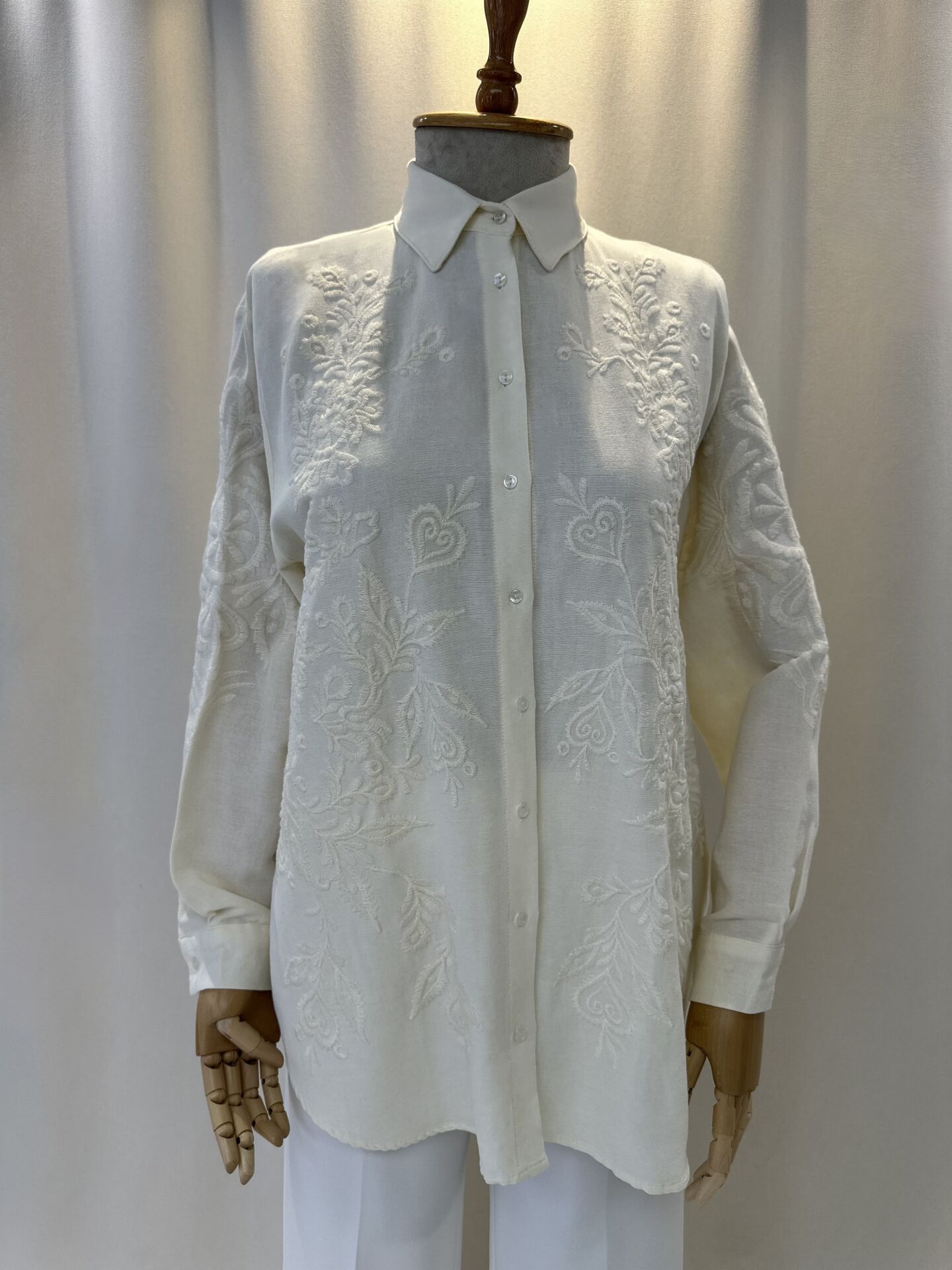 Dogal Dokulu Nakis Islemeli Keten Gomlek