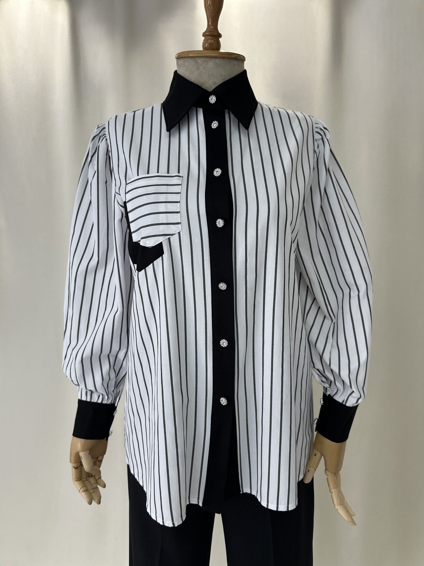 Siyah Beyaz Cizgi Desenli Premium Duruslu Gomlek