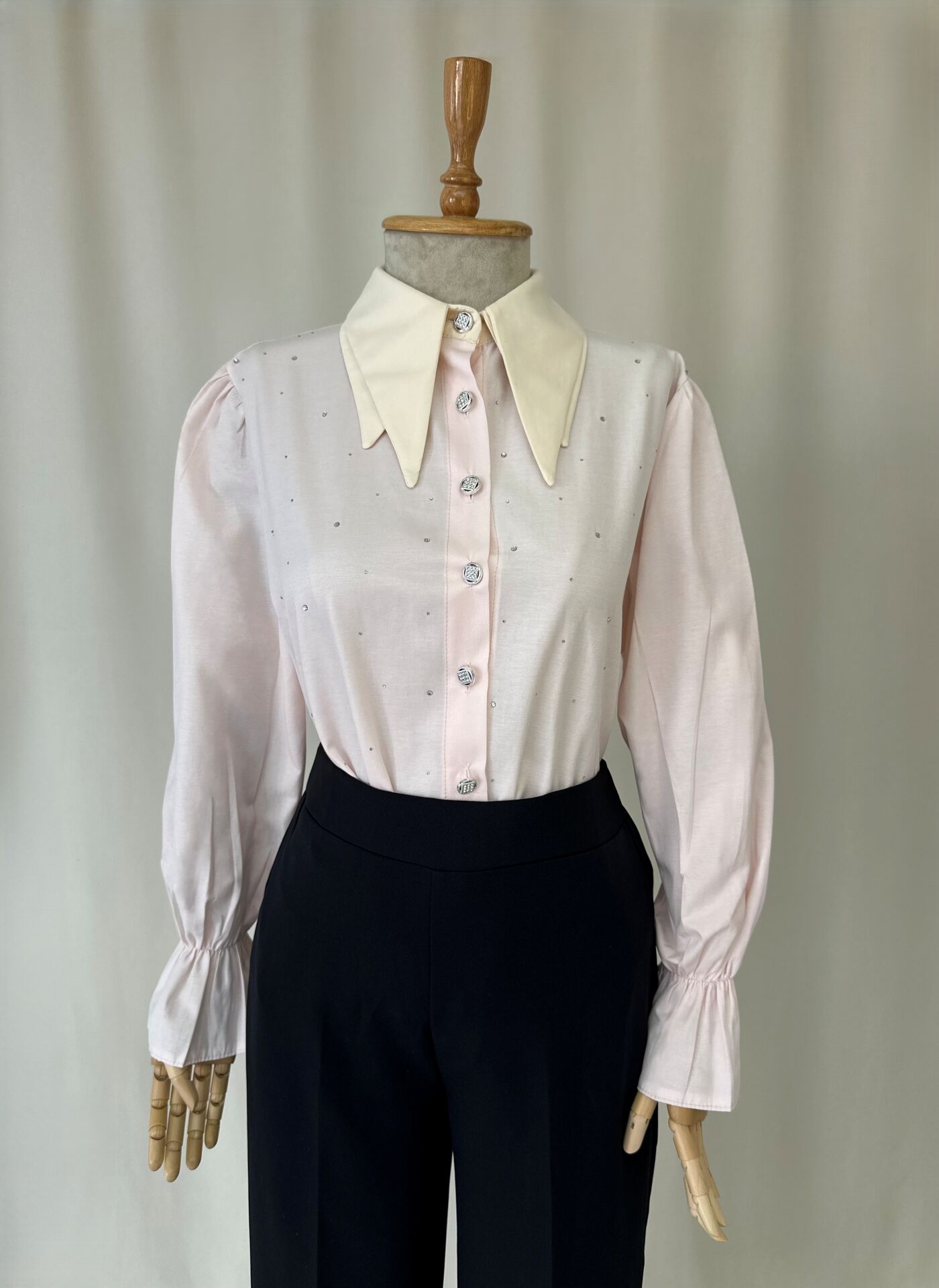 Ekru Cift Yaka Detayli Isiltili Tasli Gomlek